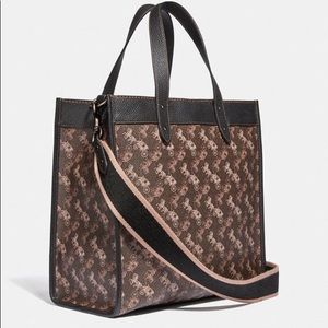 Coach horse and carriage field tote